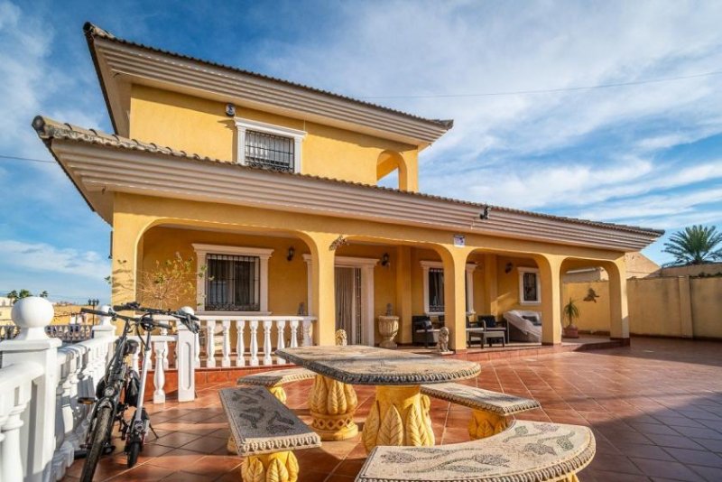 Torrevieja Wunderschöne Villa mit 6 Schlafzimmern, 6 Bädern, Dachterrasse, Alarmanlage und Privatpool Haus kaufen