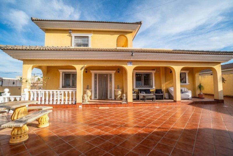 Torrevieja Wunderschöne Villa mit 6 Schlafzimmern, 6 Bädern, Dachterrasse, Alarmanlage und Privatpool Haus kaufen