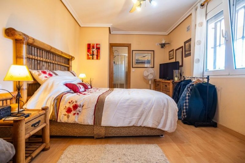 Torrevieja Wunderschöne Villa mit 6 Schlafzimmern, 6 Bädern, Dachterrasse, Alarmanlage und Privatpool Haus kaufen