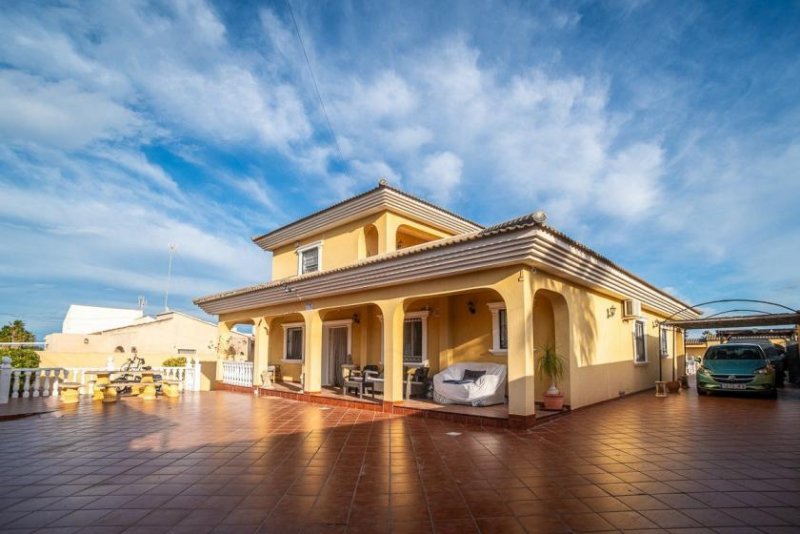 Torrevieja Wunderschöne Villa mit 6 Schlafzimmern, 6 Bädern, Dachterrasse, Alarmanlage und Privatpool Haus kaufen