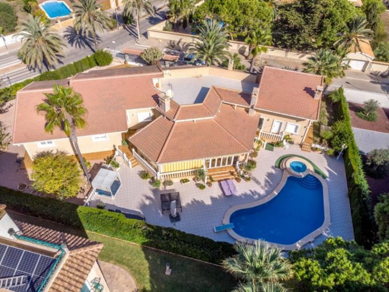 Cabo Roig Prächtige freistehende Villa mit 3 Schlafzimmern, 4 Bädern, Fitnessraum, Sauna, Garage und Privatpool nur 1 km vom Strand Haus