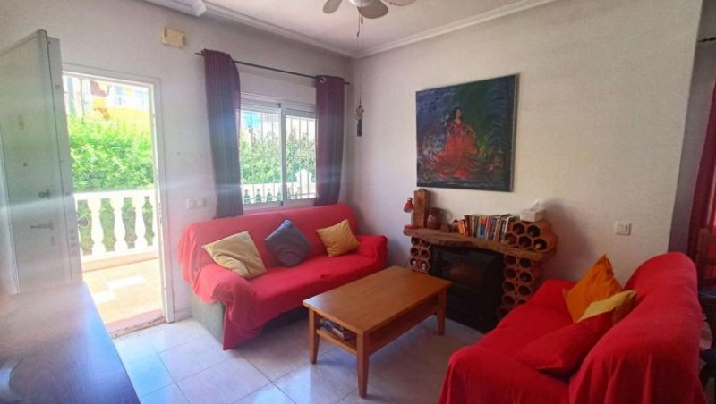 Orihuela Costa Sehr schönes Endreihenhaus mit 2 Schlafzimmern, 2 Bädern, Gästebereich im Souterrain, Dachterrasse und Gemeinschaftspool Haus