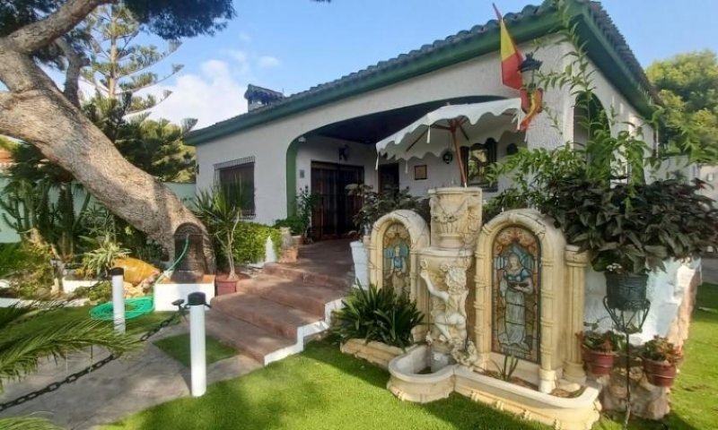 Orihuela Costa Spektakuläre Villa im mediterranen Stil mit 3 Schlafzimmern, 3 Bädern und Privatpool in Dehesa de Campoamor nur 950 m vom Haus