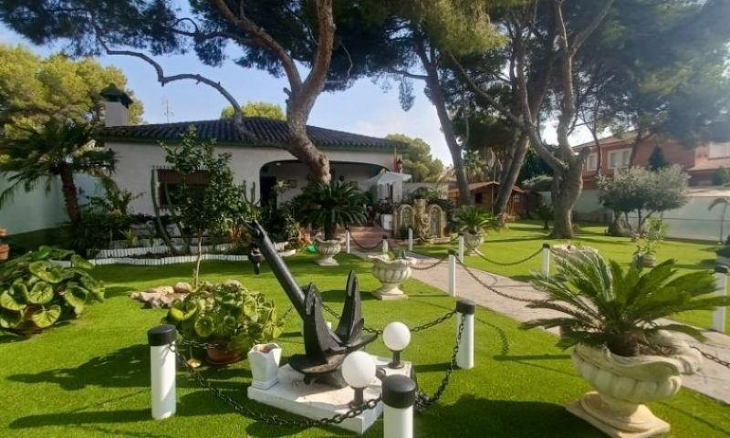 Orihuela Costa Spektakuläre Villa im mediterranen Stil mit 3 Schlafzimmern, 3 Bädern und Privatpool in Dehesa de Campoamor nur 950 m vom Haus