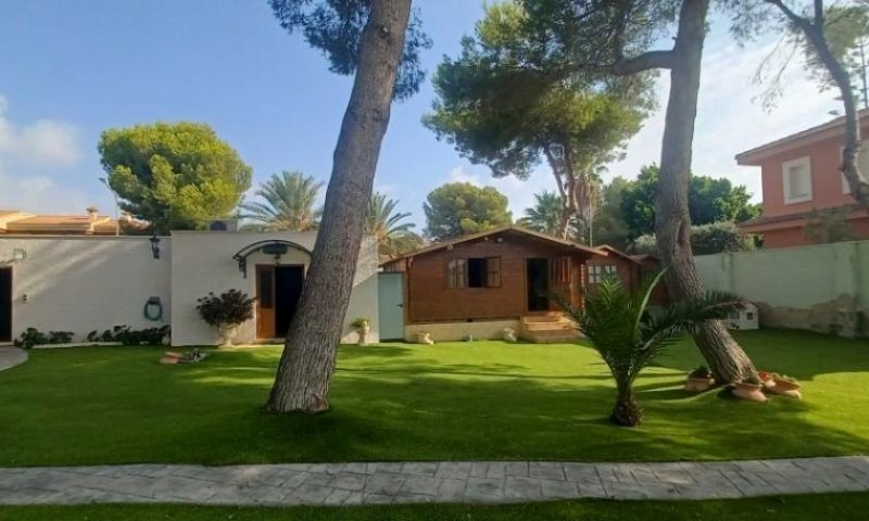 Orihuela Costa Spektakuläre Villa im mediterranen Stil mit 3 Schlafzimmern, 3 Bädern und Privatpool in Dehesa de Campoamor nur 950 m vom Haus