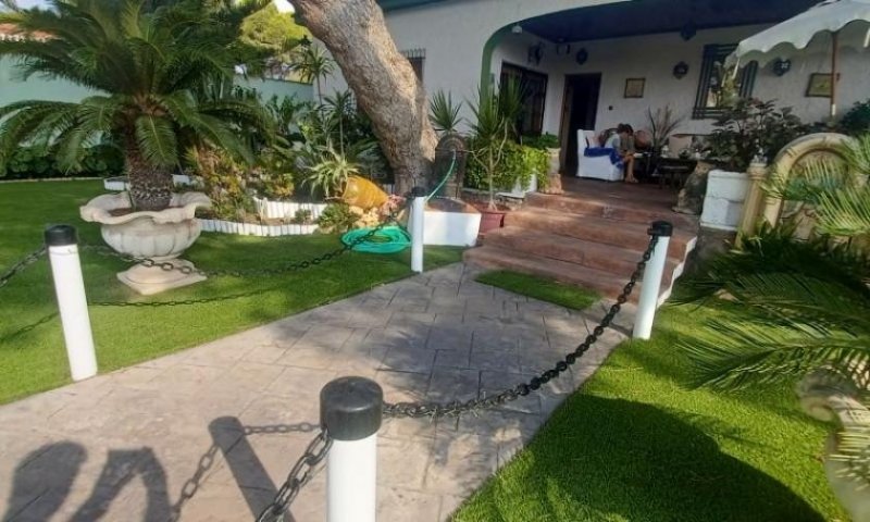 Orihuela Costa Spektakuläre Villa im mediterranen Stil mit 3 Schlafzimmern, 3 Bädern und Privatpool in Dehesa de Campoamor nur 950 m vom Haus