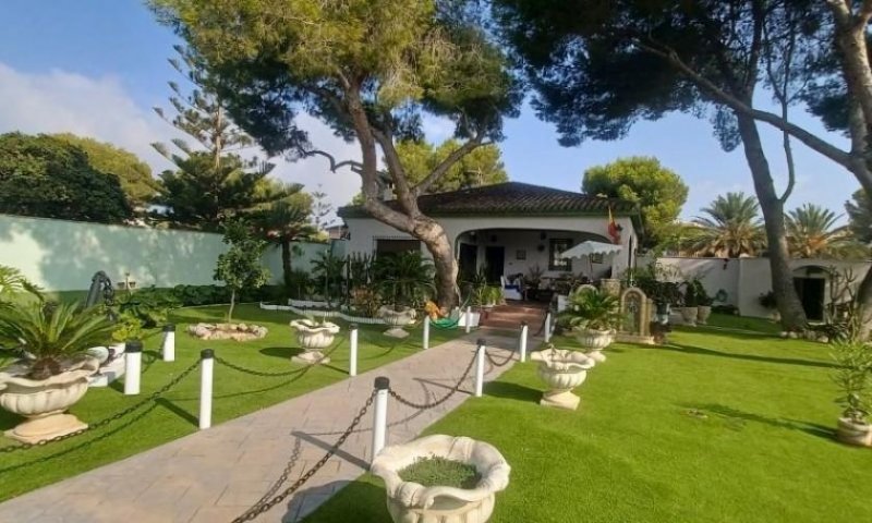 Orihuela Costa Spektakuläre Villa im mediterranen Stil mit 3 Schlafzimmern, 3 Bädern und Privatpool in Dehesa de Campoamor nur 950 m vom Haus