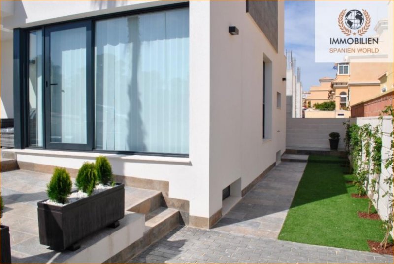 Orihuela / Punta Prima Villa mit Pool und einem privaten Parkplatz. Punta Prima. Orihuela Costa. Alicante
Zaproponuj zmianę Haus