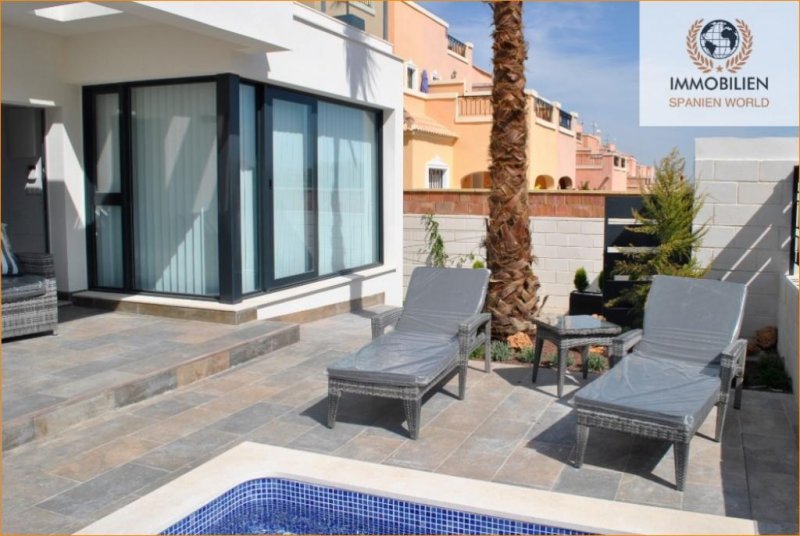 Orihuela / Punta Prima Villa mit Pool und einem privaten Parkplatz. Punta Prima. Orihuela Costa. Alicante
Zaproponuj zmianę Haus