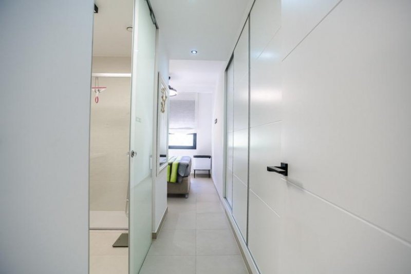 Pilar de la Horadada Erdgeschoss-Wohnung mit 2 Schlafzimmern, 2 Bädern, privatem Garten und Gemeinschaftspool in der Lo Romero-Golfanlage Wohnung