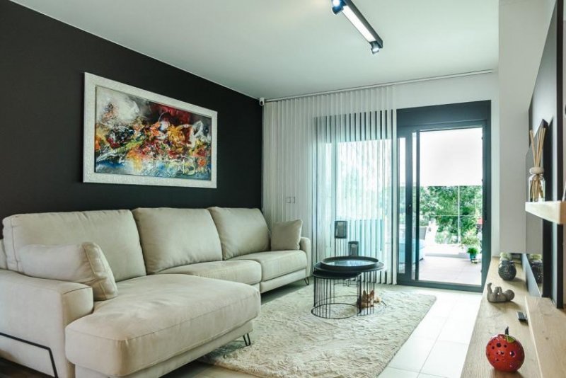 Pilar de la Horadada Erdgeschoss-Wohnung mit 2 Schlafzimmern, 2 Bädern, privatem Garten und Gemeinschaftspool in der Lo Romero-Golfanlage Wohnung