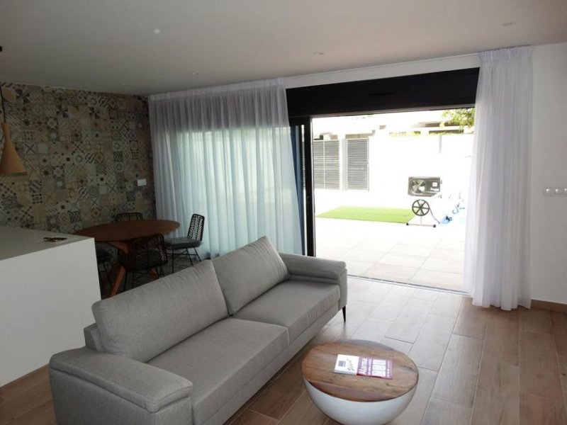 Pilar de la Horadada Wunderschöne Doppelhaushälften mit 3 Schlafzimmern, 3 Bädern, Dachterrasse, Kfz-Stellplatz und Privatpool Haus kaufen