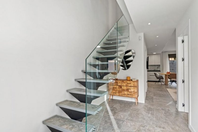 Torre de La Horadada Renovierte Doppelhaushälfte mit 4 Schlafzimmern, 3 Bädern, Dachterrasse, Privatpool und Meerblick Haus kaufen
