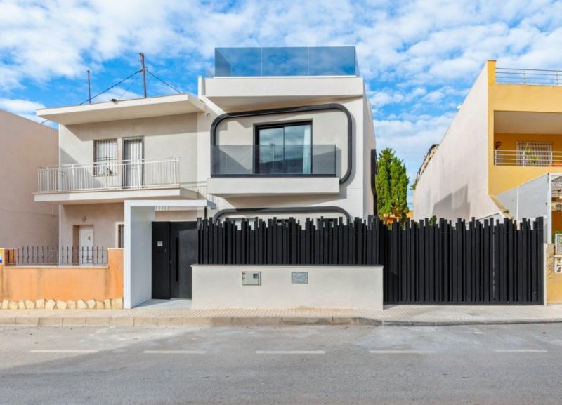 Torre de La Horadada Renovierte Doppelhaushälfte mit 4 Schlafzimmern, 3 Bädern, Dachterrasse, Privatpool und Meerblick Haus kaufen