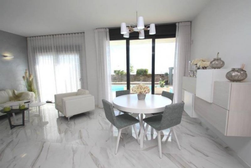 San Miguel de Salinas Exklusive Villen mit 2 oder 3 Schlafzimmern, Meerblick und mit Privatpool Haus kaufen
