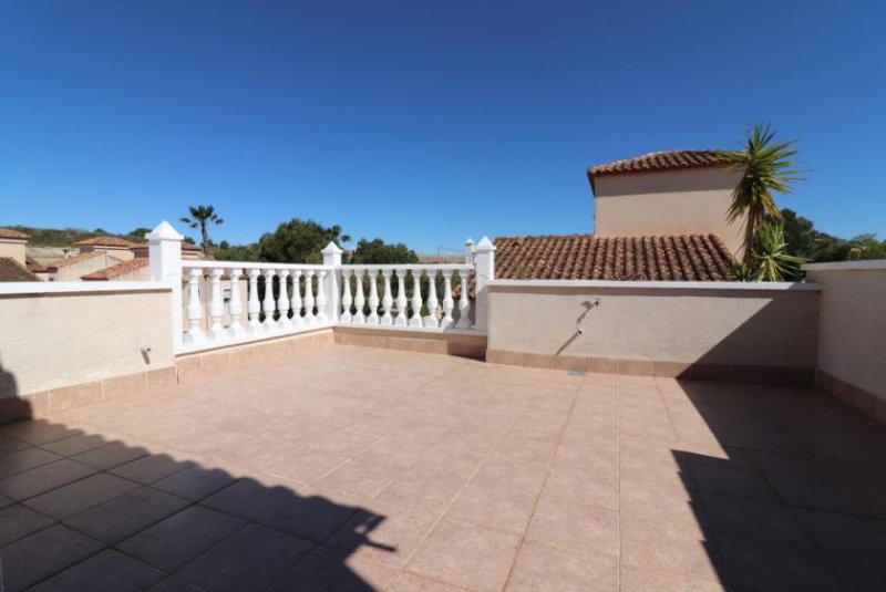 San Miguel de Salinas Villa mit 3 Schlafzimmern, 2 Bädern, Gäste-WC, Garage und Privatpool in Lakeview Mansions Haus kaufen