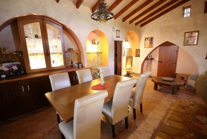 La Murada Erfolgreiches Urlaubsgeschäft und Zuhause. Das Haupthaus ist eine alte Olivenmühle, die in den letzten 17 Jahren von den