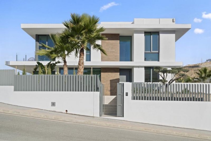 Benidorm Luxusvillen mit 4 Schlafzimmern, 4 Bädern, Klimaanlage, Fußbodenheizung und Privatpool in einer der begehrtesten Gegenden von