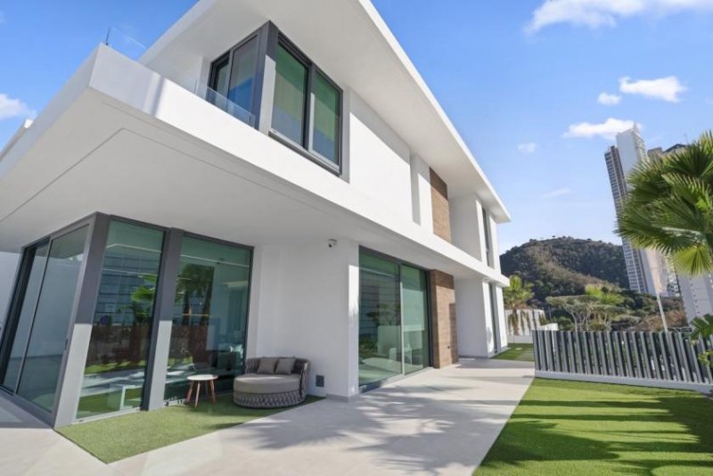 Benidorm Luxusvillen mit 4 Schlafzimmern, 4 Bädern, Klimaanlage, Fußbodenheizung und Privatpool in einer der begehrtesten Gegenden von