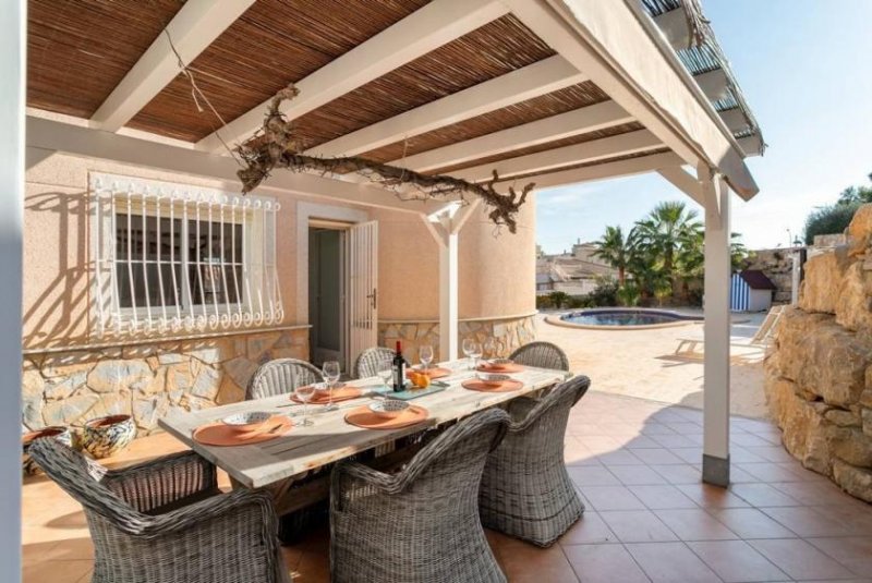 El Campello Villa mit 3 Schlafzimmern, 2 Bädern, Privatpool, Garage und Panoramablick auf die Küste und das Meer Haus kaufen