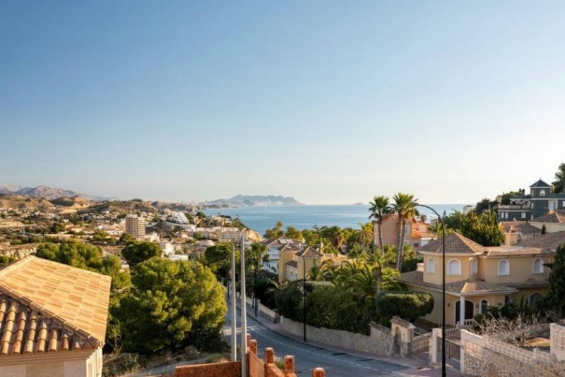 El Campello Villa mit 3 Schlafzimmern, 2 Bädern, Privatpool, Garage und Panoramablick auf die Küste und das Meer Haus kaufen