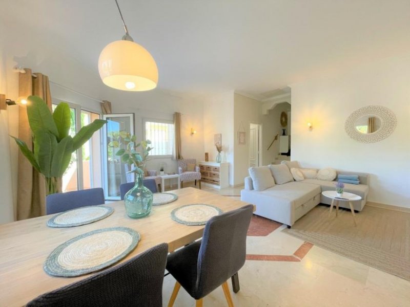 Denia Moderne Villa mit 2 Schlafzimmern, schönem Gemeinschaftspool, Home-Office-Arbeitsplatz und Vermietungslizenz Haus kaufen