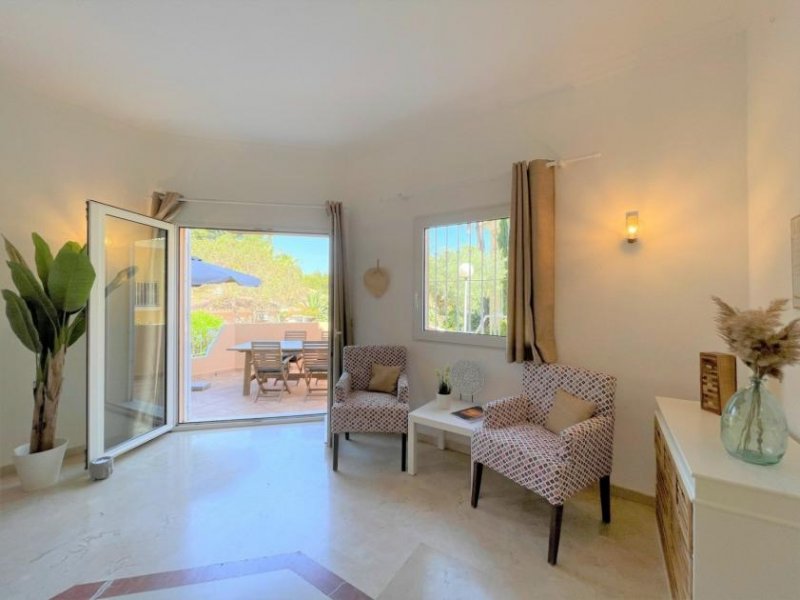 Denia Moderne Villa mit 2 Schlafzimmern, schönem Gemeinschaftspool, Home-Office-Arbeitsplatz und Vermietungslizenz Haus kaufen