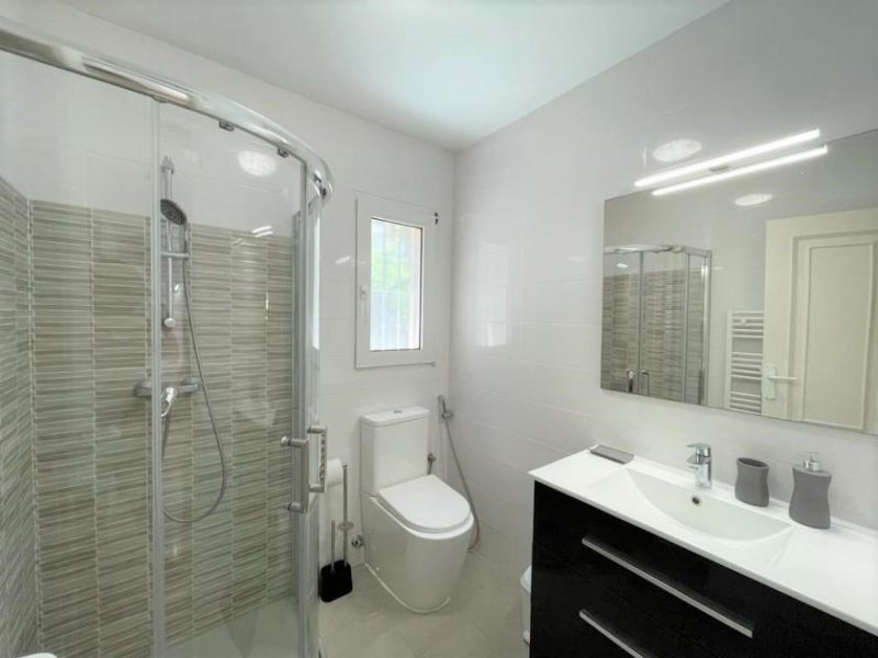 Denia Moderne Villa mit 2 Schlafzimmern, schönem Gemeinschaftspool, Home-Office-Arbeitsplatz und Vermietungslizenz Haus kaufen
