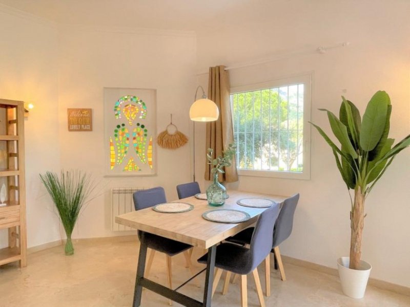 Denia Moderne Villa mit 2 Schlafzimmern, schönem Gemeinschaftspool, Home-Office-Arbeitsplatz und Vermietungslizenz Haus kaufen
