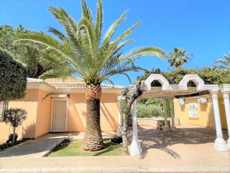 Denia Moderne Villa mit 2 Schlafzimmern, schönem Gemeinschaftspool, Home-Office-Arbeitsplatz und Vermietungslizenz Haus kaufen