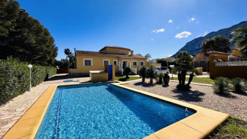 Denia Sehr gepflegte Villa mit großem Grundstück, großem Pool, Tennisplatz, Brunnen, Garage, Heizung, Klima und vielen Extras Haus