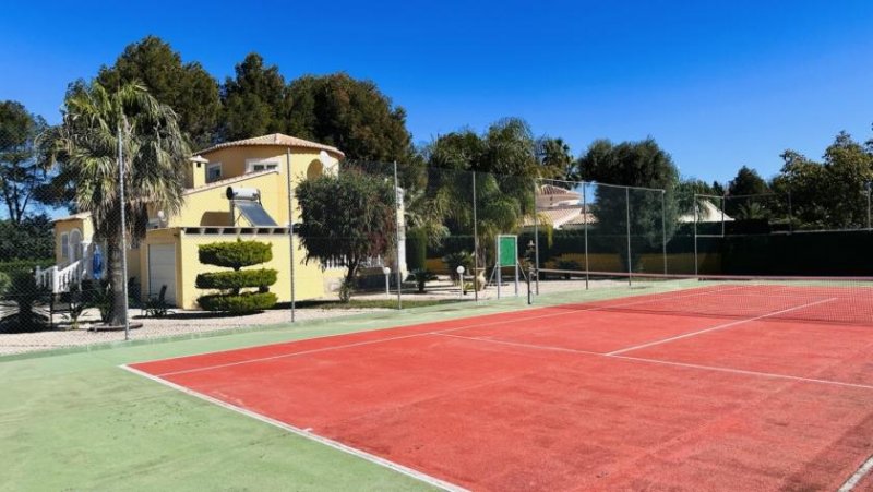 Denia Sehr gepflegte Villa mit großem Grundstück, großem Pool, Tennisplatz, Brunnen, Garage, Heizung, Klima und vielen Extras Haus