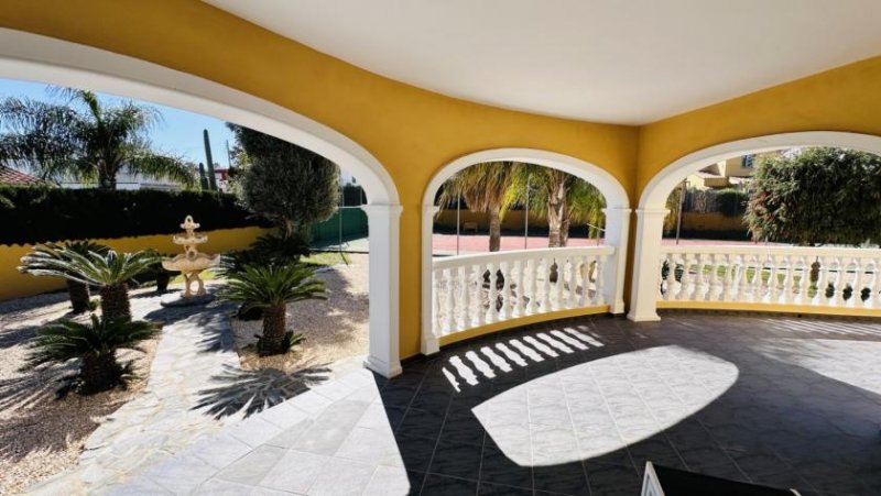 Denia Sehr gepflegte Villa mit großem Grundstück, großem Pool, Tennisplatz, Brunnen, Garage, Heizung, Klima und vielen Extras Haus