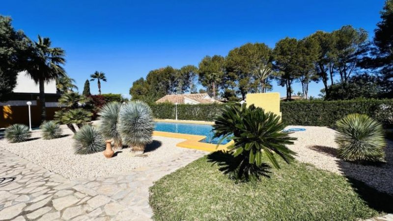 Denia Sehr gepflegte Villa mit großem Grundstück, großem Pool, Tennisplatz, Brunnen, Garage, Heizung, Klima und vielen Extras Haus