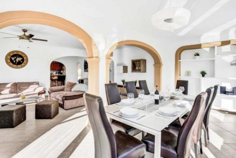 Calpe Ansprechende Villa mit 3 Schlafzimmern, 2 Bädern, Garage, Privatpool, Meerblick und Blick auf den Peñon de Ifach Haus kaufen