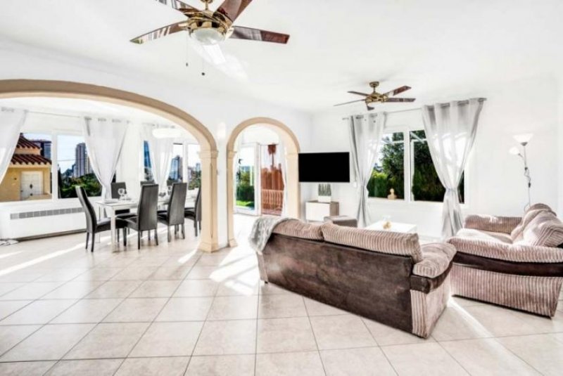 Calpe Ansprechende Villa mit 3 Schlafzimmern, 2 Bädern, Garage, Privatpool, Meerblick und Blick auf den Peñon de Ifach Haus kaufen