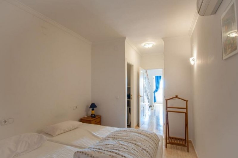 Moraira Maisonette-Wohnung mit 2 Schlafzimmern, 1 Bad, 2 Tiefgaragenstellplätzen, Gemeinschaftspool und Meerblick Wohnung kaufen