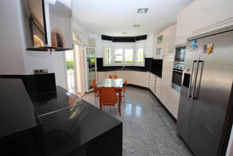 Javea Erstklassige Villa mit Infinity-Pool, Barbecue, Spielplatz, Doppelgarage, Keller, Garten, Balkon, Terrasse, viele Details, auf