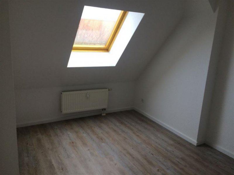 Leipzig * Vermietete und günstige DG 3-Zimmerwohnung mit Wannenbad, EBK und Laminat in ruhiger Lage! * Wohnung kaufen