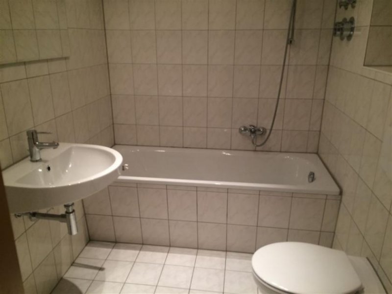 Leipzig * Vermietete und günstige DG 3-Zimmerwohnung mit Wannenbad, EBK und Laminat in ruhiger Lage! * Gewerbe kaufen