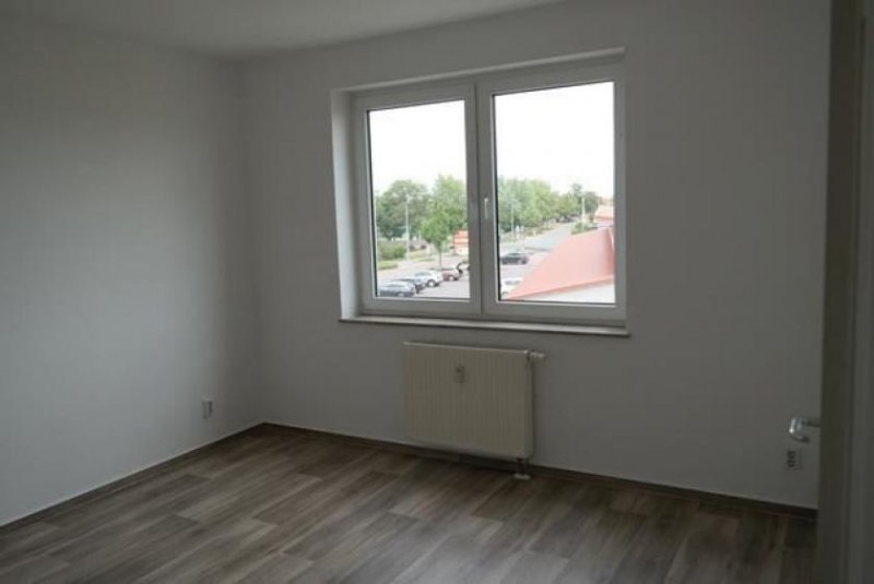 Leuna Gemütliche und gut vermietete 3-Zimmer mit Balkon, Wannenbad und Stellplatz in ruhiger Lage! Wohnung kaufen