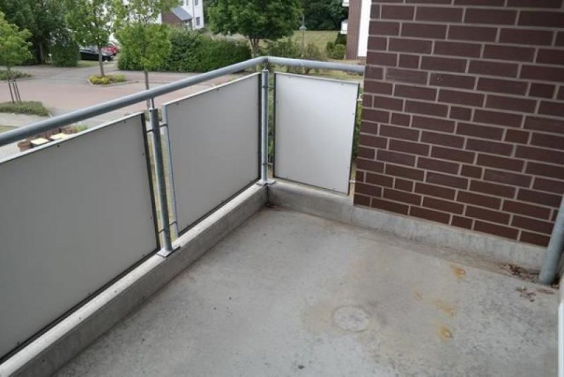 Leuna Gemütliche und gut vermietete 3-Zimmer mit Balkon, Wannenbad und Stellplatz in ruhiger Lage! Wohnung kaufen