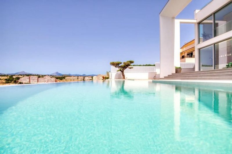 El Toro Ein Statement aus Glas, Licht und Meerblick – Exklusive Villa über Port Adriano Haus kaufen