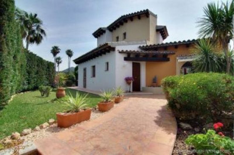 Santa Ponsa Mediterrane Villa in 1. Linie am Golfplatz Haus kaufen