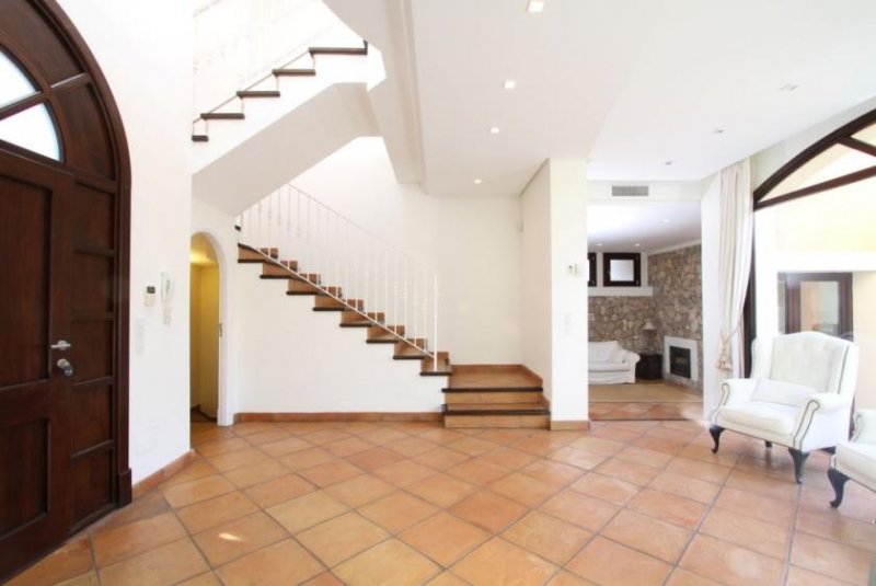 Santa Ponsa SANREALTY | Luxus-Villa in Santa Ponsa auf Mallorca, in erster Meereslinie Haus kaufen