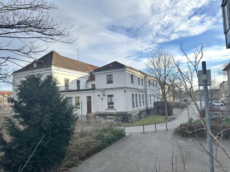 Zwickau Ehem. MVZ, 42 Stellpl., unvermietet, Denkmalschutz, Sanierungsbedarf Gewerbe kaufen