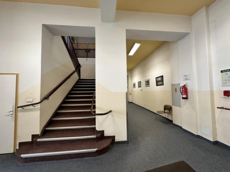 Zwickau Ehem. MVZ, 42 Stellpl., unvermietet, Denkmalschutz, Sanierungsbedarf Gewerbe kaufen