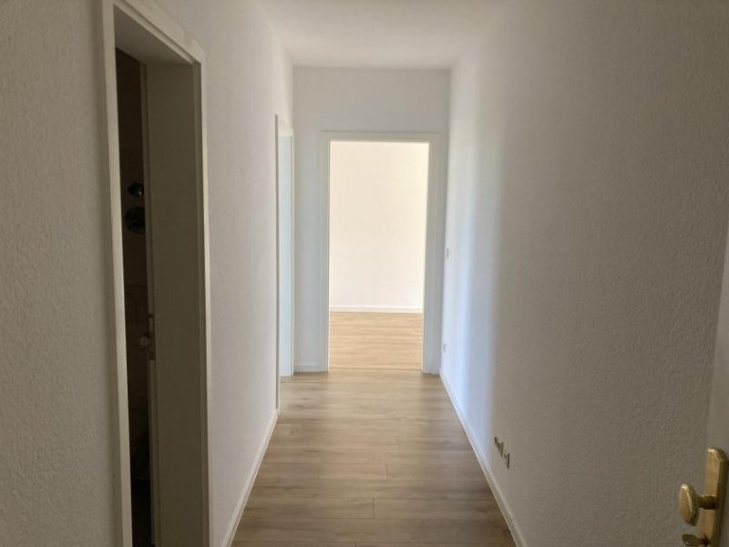 Zwickau Investieren in Marienthal: Vermietete Wohnung mit Balkon, Tageslichtküche & Stellplatz Wohnung kaufen