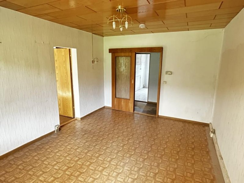 Mülsen Sanierungsbedürftige 3-Raumwohnung mit Stellplatz und Balkon in Mülsen! Wohnung kaufen