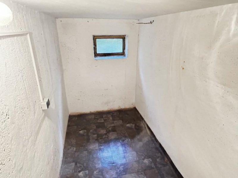 Mülsen Sanierungsbedürftige 3-Raumwohnung mit Stellplatz und Balkon in Mülsen! Wohnung kaufen